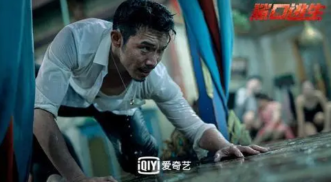 《鲨口逃生》度假小岛遭遇海啸 巨鲨开启狩猎模式