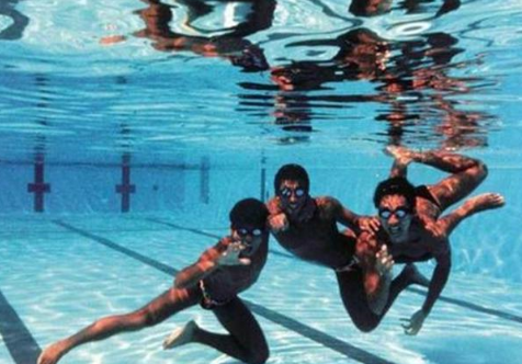 《五个扑水的少年》五个性情不同少年，阴差阳错的参加校园把戏游泳队