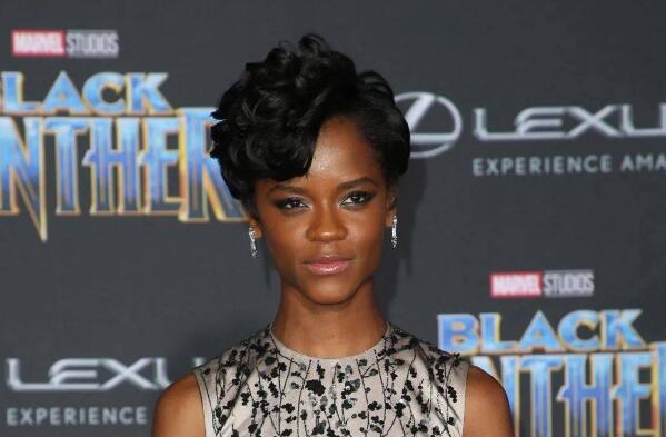 《尼罗河上的惨案》利蒂希娅·赖特和罗素·布兰德被指控为反疫苗者