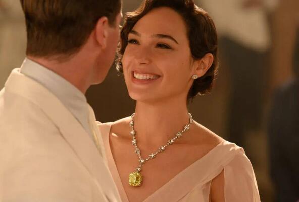 《尼罗河上的惨案》利蒂希娅·赖特和罗素·布兰德被指控为反疫苗者