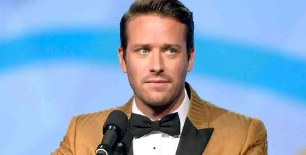 《尼罗河上的惨案》利蒂希娅·赖特和罗素·布兰德被指控为反疫苗者