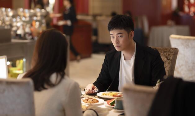 《假日暖洋洋2》陈赫饰演的孔令麒千里追来东北，只为挽回公司的口碑