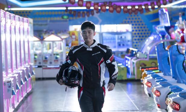 《假日暖洋洋2》陈赫饰演的孔令麒千里追来东北，只为挽回公司的口碑