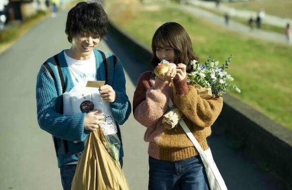 《花束般的恋爱》它如同一杯热气蒸腾的茶，初尝是清新的甘，回味却微苦。