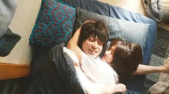 《花束般的恋爱》为爱情放弃梦想，选择向生活蹉跎真的错了吗？