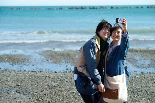 《花束般的恋爱》它如同一杯热气蒸腾的茶，初尝是清新的甘，回味却微苦。