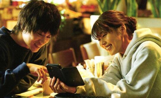 《花束般的恋爱》因错过末班车相遇，山音麦和八谷绢年纪相仿，兴趣相投