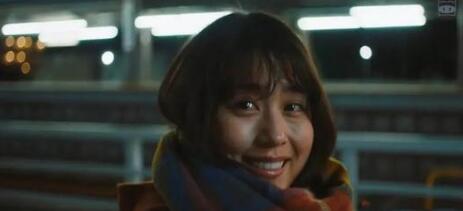 《花束般的恋爱》整个故事平淡真实，但又十分揪心。