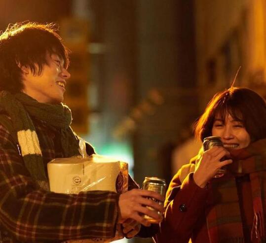 《花束般的恋爱》整个故事平淡真实，但又十分揪心。