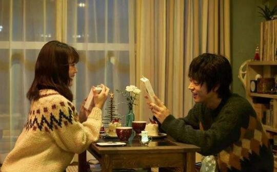 《花束般的恋爱》因错过末班车相遇，山音麦和八谷绢年纪相仿，兴趣相投