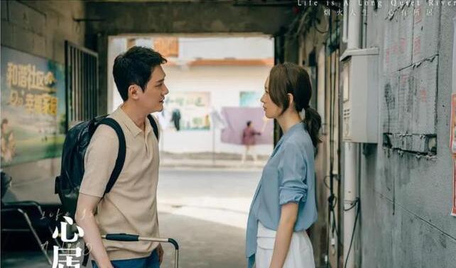 《心居》顾昕母亲面对葛玥父母时，会出现自卑心理。