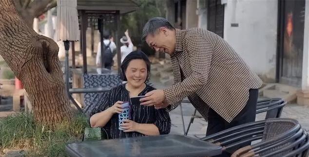 《心居》顾昕母亲面对葛玥父母时，会出现自卑心理。