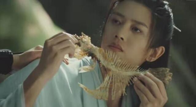 《与君初相识》“父亲说，喜欢的人，要先拥抱再亲吻”。