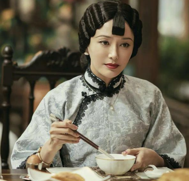 《传家》里的女性角色她帅了，网友：本来以为是宅斗，没想到这么火