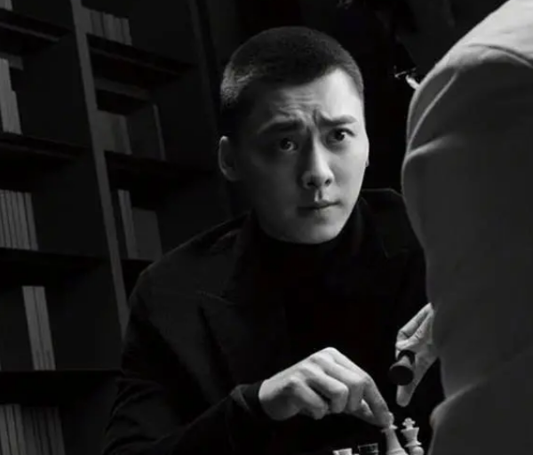 《暗夜行者》李易峰分组多个角色，演技引起网友热议。