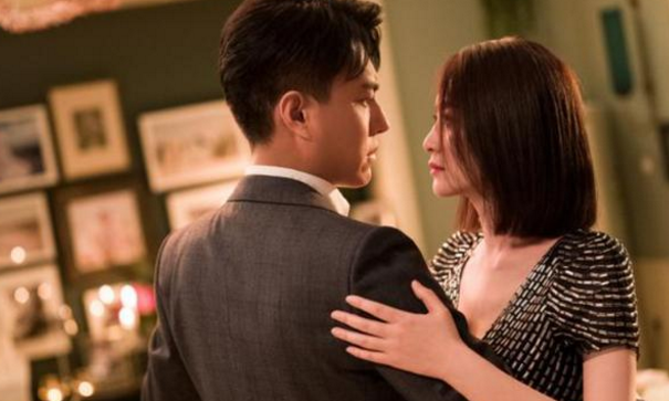 《林深见鹿》开演，靳东 李小冉共同演绎都市爱情故事。