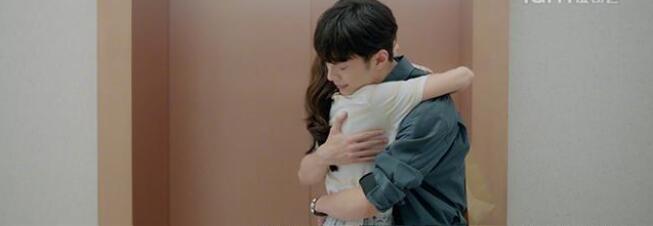 《爱情应该有的样子》尹亦可因和父亲吵架，决定搬出去住和徐光兮住