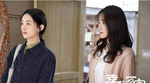 《幸福到万家》剧组亮相大戏看北京，赵丽颖夸张可盈可爱 