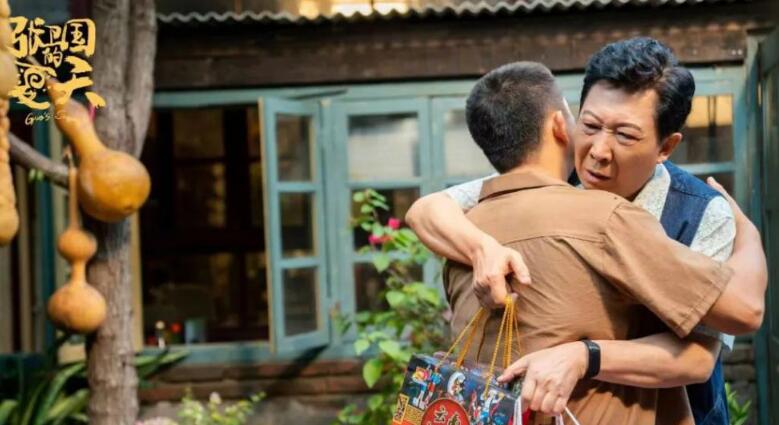 《张卫国的夏天》：中年男人荒谬而苦涩