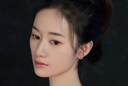 《冰雨火》相比于杨玲和万萌萌，教育的重要性不言而喻，至关重要。