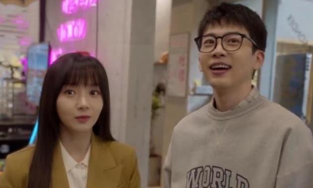 《二十不惑2》姜小果谈恋爱，段家宝不请自来，好事要分享。