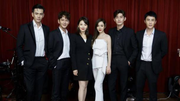 《东八区的先生们》每一个都是让观众感到新颖感，同时也能让观众看到曾经的自己。