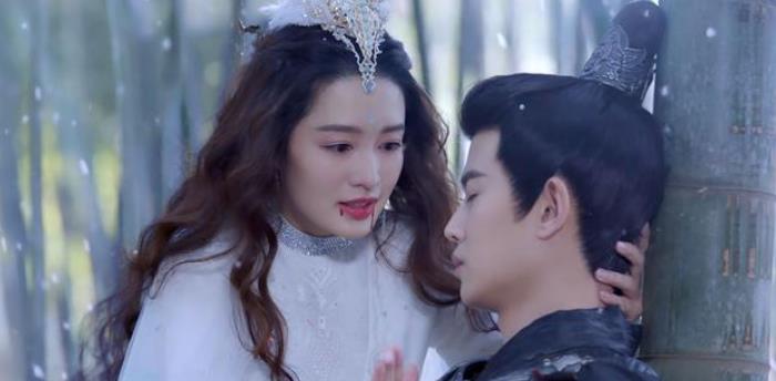 《请君》以为是穿帮，没想到是“极端”的戏剧语言，太神奇了。