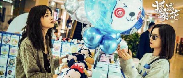 《摇滚狂花》彭莱和女儿白天的相处方式，让大众仿佛看到了00后当妈的样子