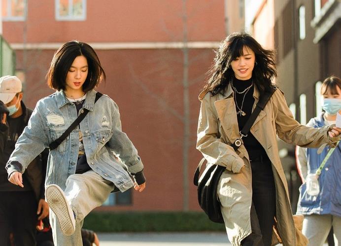 《摇滚狂花》面对叛逆期的女儿，一言不合就被推进水