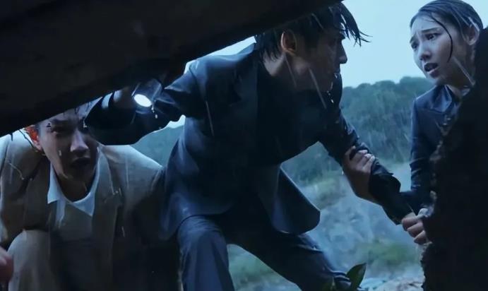 《追光者》这一场泥石流，足以见证蔡宇萧的爱情有多可笑！