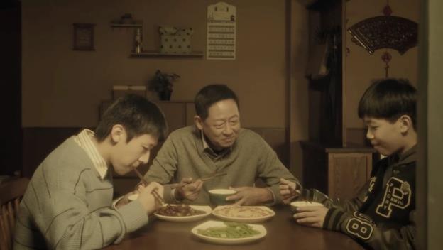 《促醒者》三人之间的关系，似乎有些非比寻常