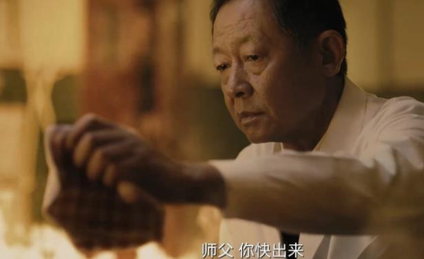 《促醒者》三人之间的关系，似乎有些非比寻常