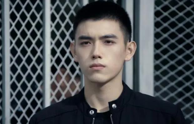 《点燃我温暖你》讲述了编程天才李峋与少女学霸朱韵的爱情故事