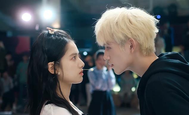 《点燃我温暖你》讲述了编程天才李峋与少女学霸朱韵的爱情故事