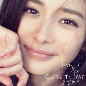  歌曲《爱的供养》和《MORE》哪首人声更低沉