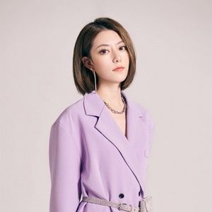 歌曲《你是我年少求剑时刻的舟》和《高山低谷》的曲子哪个更清爽