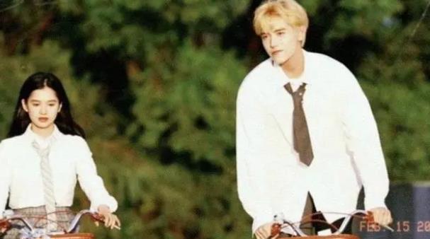 《点燃我温暖你》李峋单膝下跪给公主盖衣服