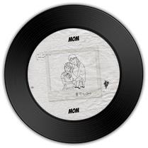 《MOM》与《躲雨》哪首低音更低沉   