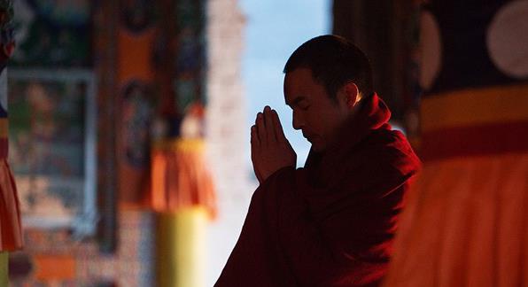 《被阳光移动的山脉》静谧中透出仿若参透世事的光