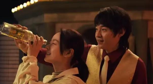 《漫长的季节》找到了一份在舞厅弹钢琴的工作