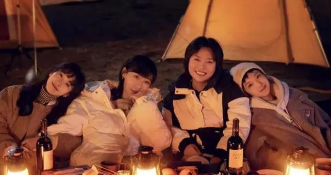 《故土，别来无恙》四个少女长大后分道扬镳，但因各自人生的波折，她们重聚故乡成都