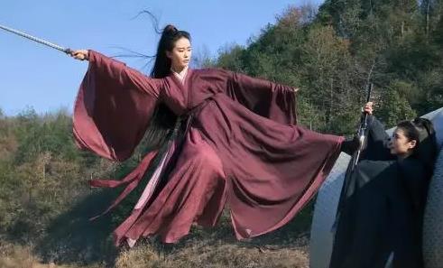 爱奇艺古装剧《一念关山》口碑起伏，唐嫣嫩白变活人